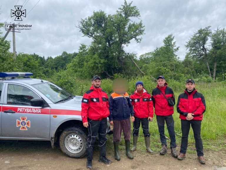 У Лисецькій громаді рятувальники всю ніч шукали заблукалого в лісі чоловіка (ФОТОФАКТ)