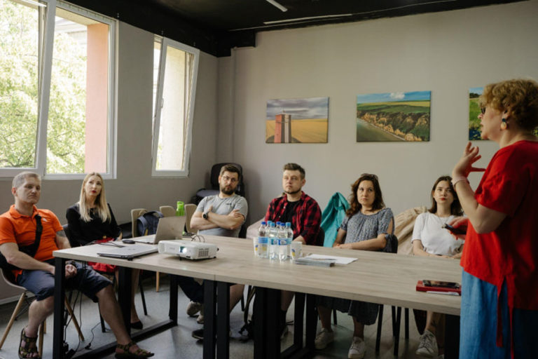 У Франківську літературні резиденти відвідали  хаби переселенців з Херсона та Маріуполя (ФОТО)
