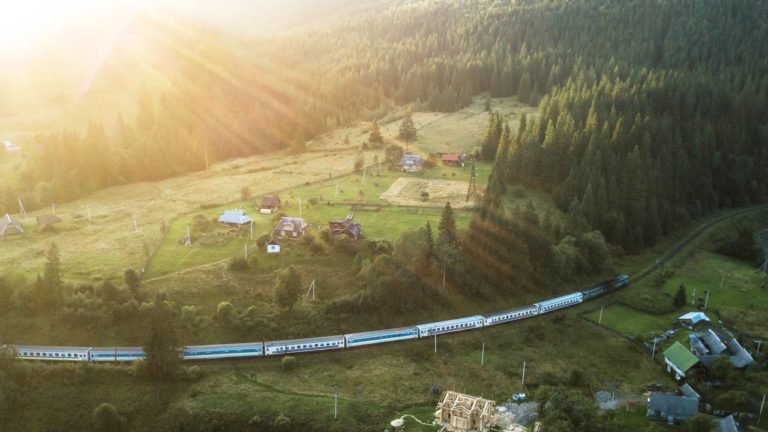 Низка прикарпатських потягів змінять маршрут через ремонт колії (СПИСОК)