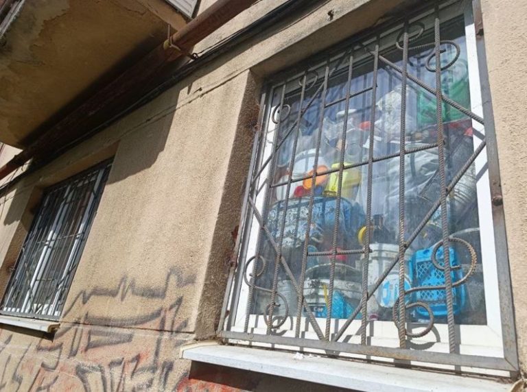 У будинку на Довгій чоловік позносив сміття до хати: через це там “ферма” тарганів на цілий двір