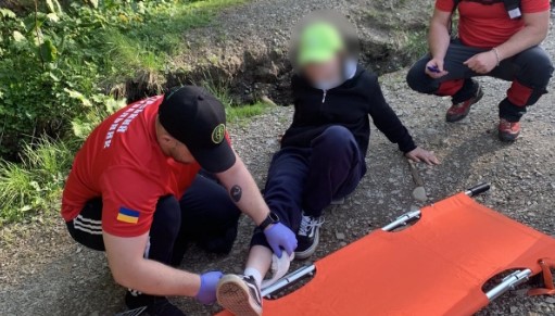 У Карпатах 14-річна дівчина травмувала ногу – знадобилася допомога рятувальників (ФОТО)