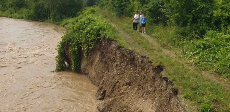 Стихія на Прикарпатті: зафіксували часткове руйнування берегів на річках Прут і Черемош (ФОТО)