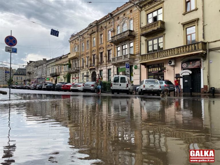 Коротка літня злива у Франківську: повалені дерева, перекрита дорога, затоплені двори та будинки (ФОТО, ВІДЕО)