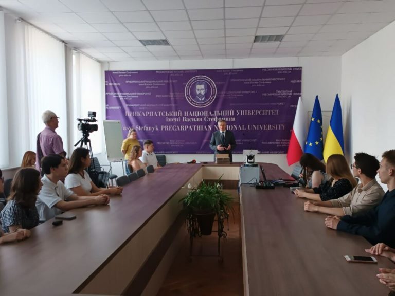 У Франківську найкращі 17 студентів отримали $1000 від польського Фонду (ФОТО)