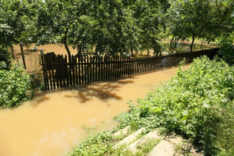 На Прикарпатті підтопленими залишаються понад 100 дворів й три будинки – ДСНС