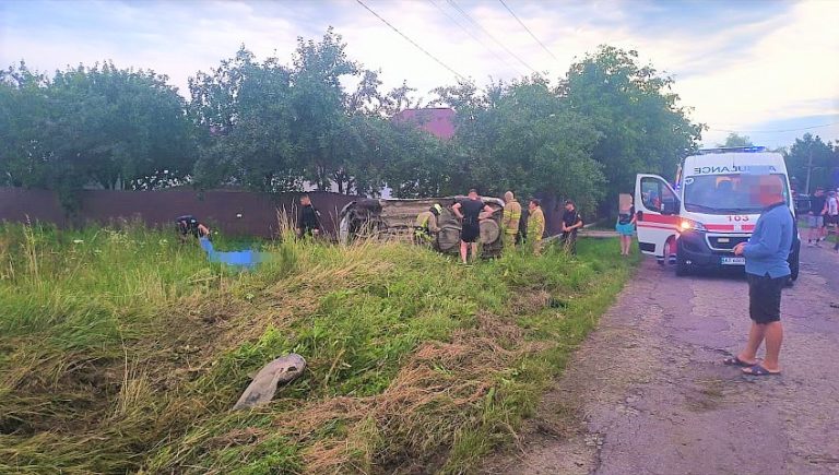 Машина злетіла в кювет: відомі подробиці смертельної ДТП на Коломийщині (ФОТО)