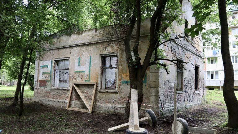 У коломийському парку відновлюють будинок садівника та оранжерею (ФОТО)