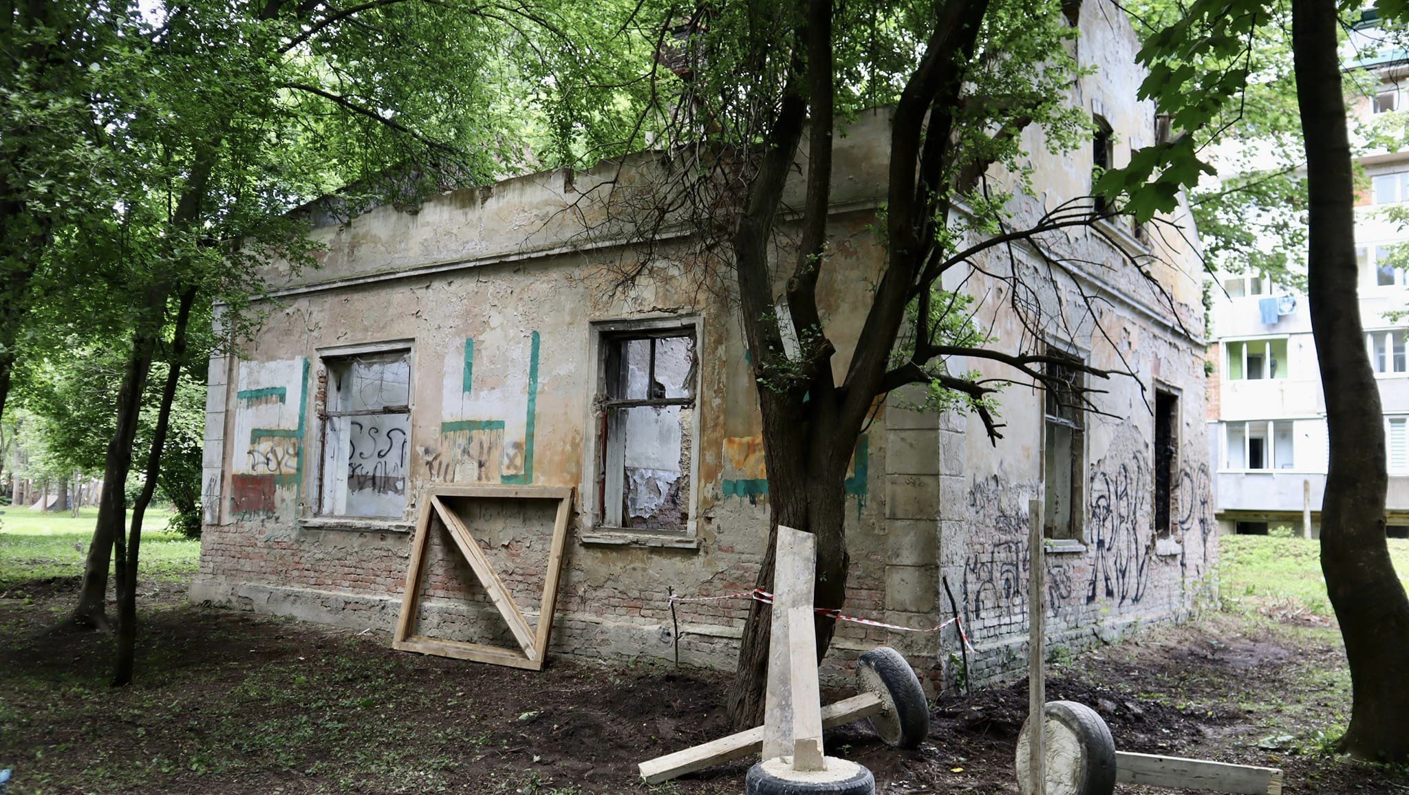 У коломийському парку відновлюють будинок садівника та оранжерею (ФОТО)