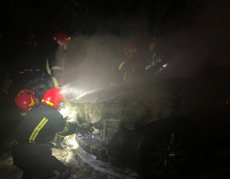 Вночі у Франківську загорілася машина: знадобилася допомога рятувальників (ФОТО)