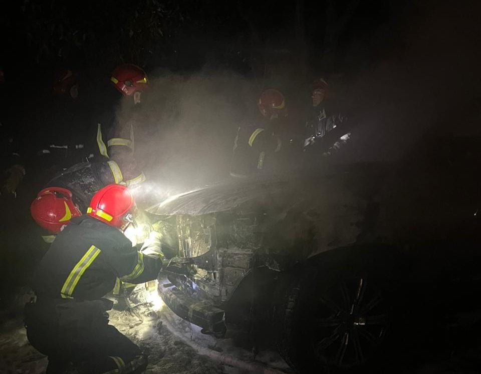 Вночі у Франківську загорілася машина: знадобилася допомога рятувальників (ФОТО)