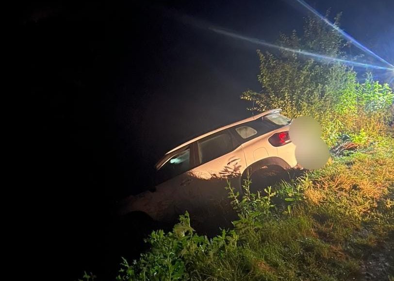 На Городенківщині рятувальники витягнули з озера автомобіль (ФОТОФАКТ)