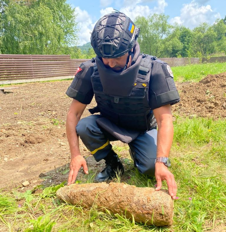 На Калущині рятувальники знищили снаряд часів ІІ Світової війни (ФОТО)