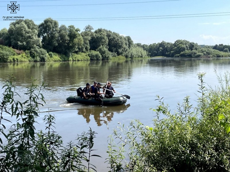 На Прикарпатті рятувальники продовжують шукати тіло дівчинки, яка потонула у Дністрі (ФОТО)