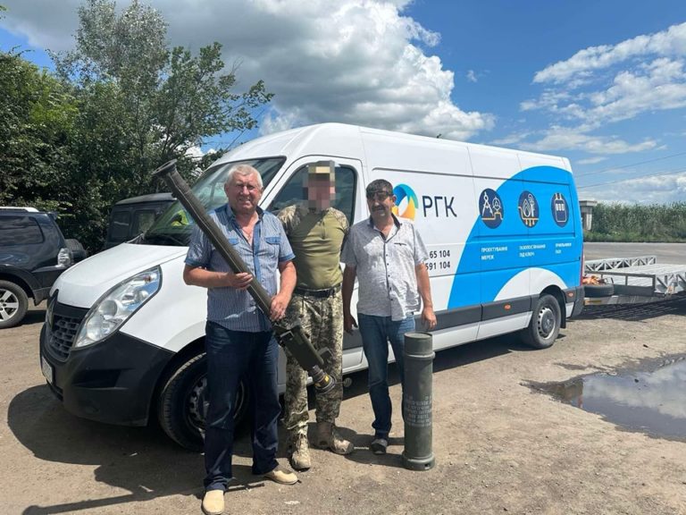 Прикарпатські газовики передали два автомобілі на фронт (ФОТО)