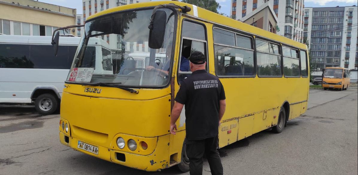 У Франківську водій маршрутки возив людей без прав та дозволу роботи на лінії (ФОТО)