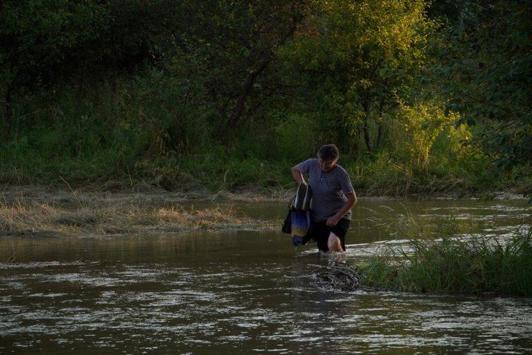 П’ять вулиць Підпечер підтоплені: людей перевозять на човнах (ФОТО)