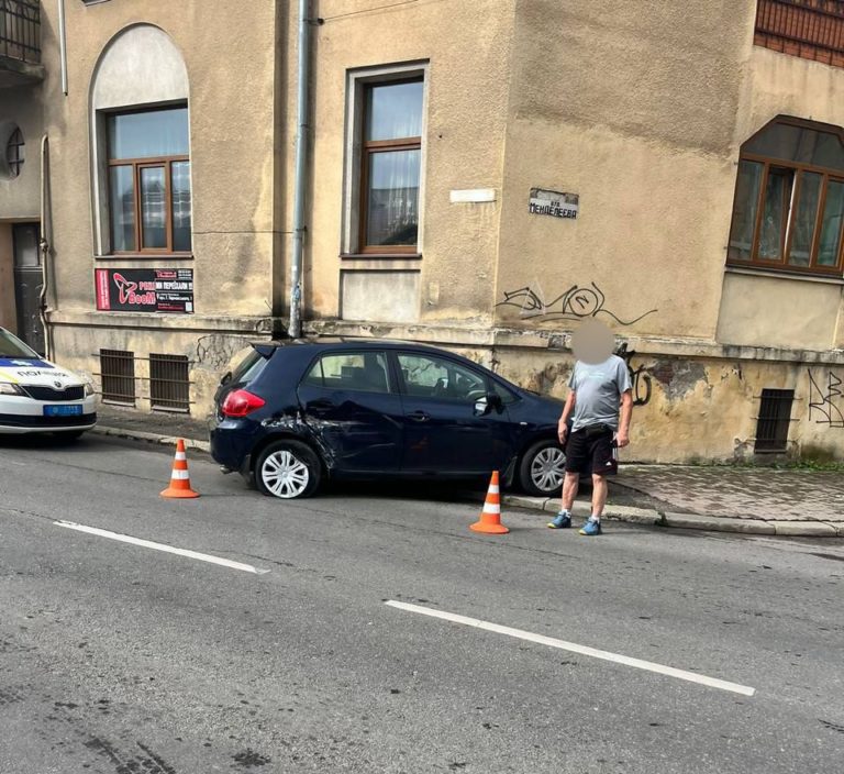 На Залізничній водій Тойоти зіткнувся з автобусом на Буковель (ФОТО)