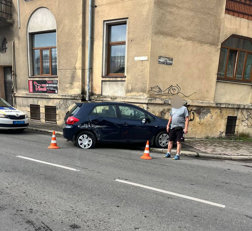 На Залізничній водій Тойоти зіткнувся з автобусом на Буковель (ФОТО)