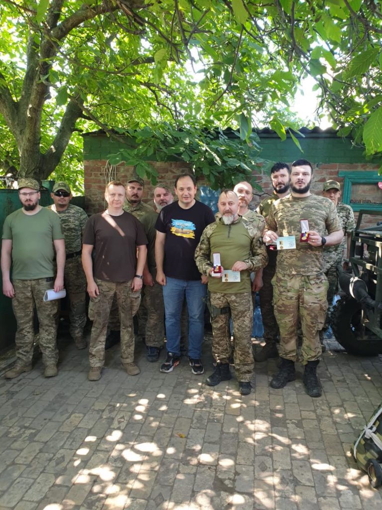 Прикарпатським воїнам на Донеччині доставили авто, безпілотники та тепловізори (ФОТО)