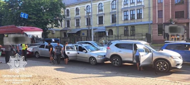 Водій тролейбуса спричинив ДТП з трьома авто у Франківську (ФОТОФАКТ)