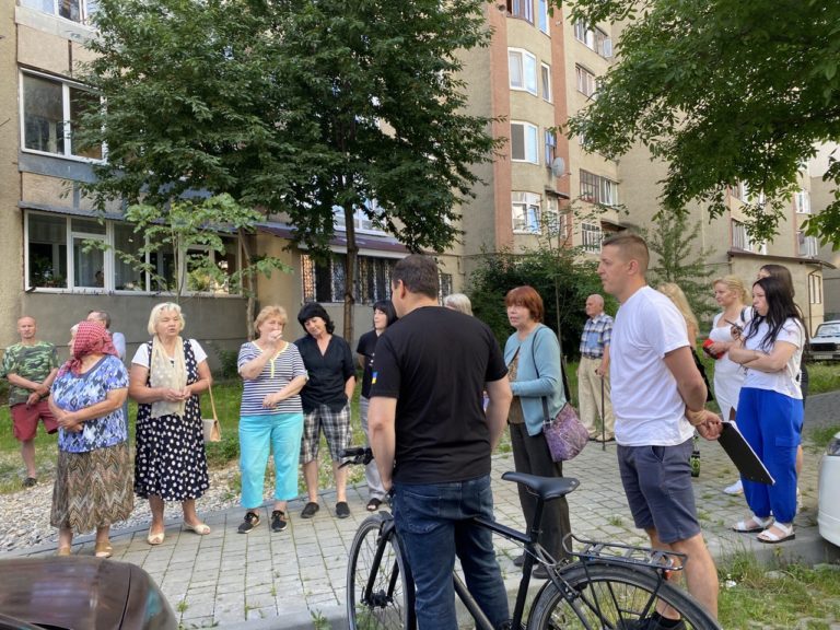 На Пасічній мешканці скаржилися меру на щурів і нестерпний сморід через смітники під вікнами (ФОТО)