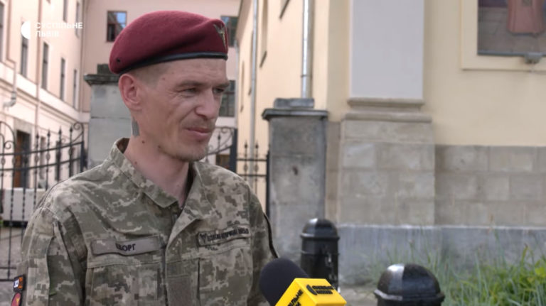 Одні чемні, інші втікають — як прикарпатський “Кіборг” після поранення роздає повістки (ВІДЕО)