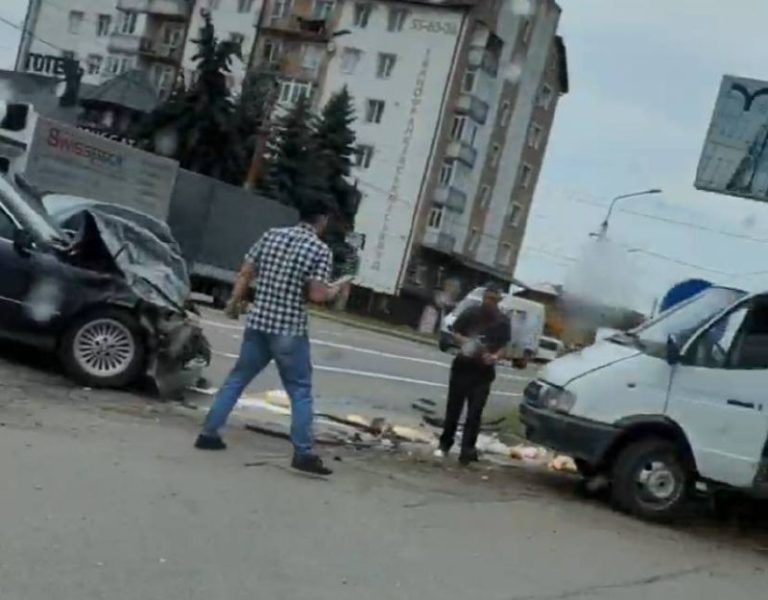 Поблизу аеропорту не розминулися BMW та Газель, рух ускладнений (ВІДЕО)