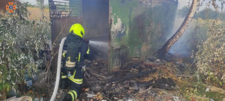 У Франківській громаді горів дачний вагончик: травмувалась пенсіонерка (ФОТОФАКТ)