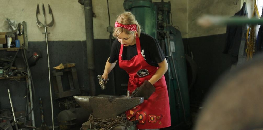“Я викувала сокиру для Залужного”: як ковалька відновила справу чоловіка-військового (ФОТО)