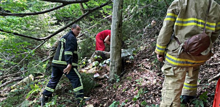 Киянка впала з квадроциклом зі схилу річки у Яремче: жінці допомогли рятувальники з медиками (ФОТО)