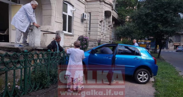 На Короля Данила “Тойота” протаранила паркан шкірвендиспансеру (ФОТО)
