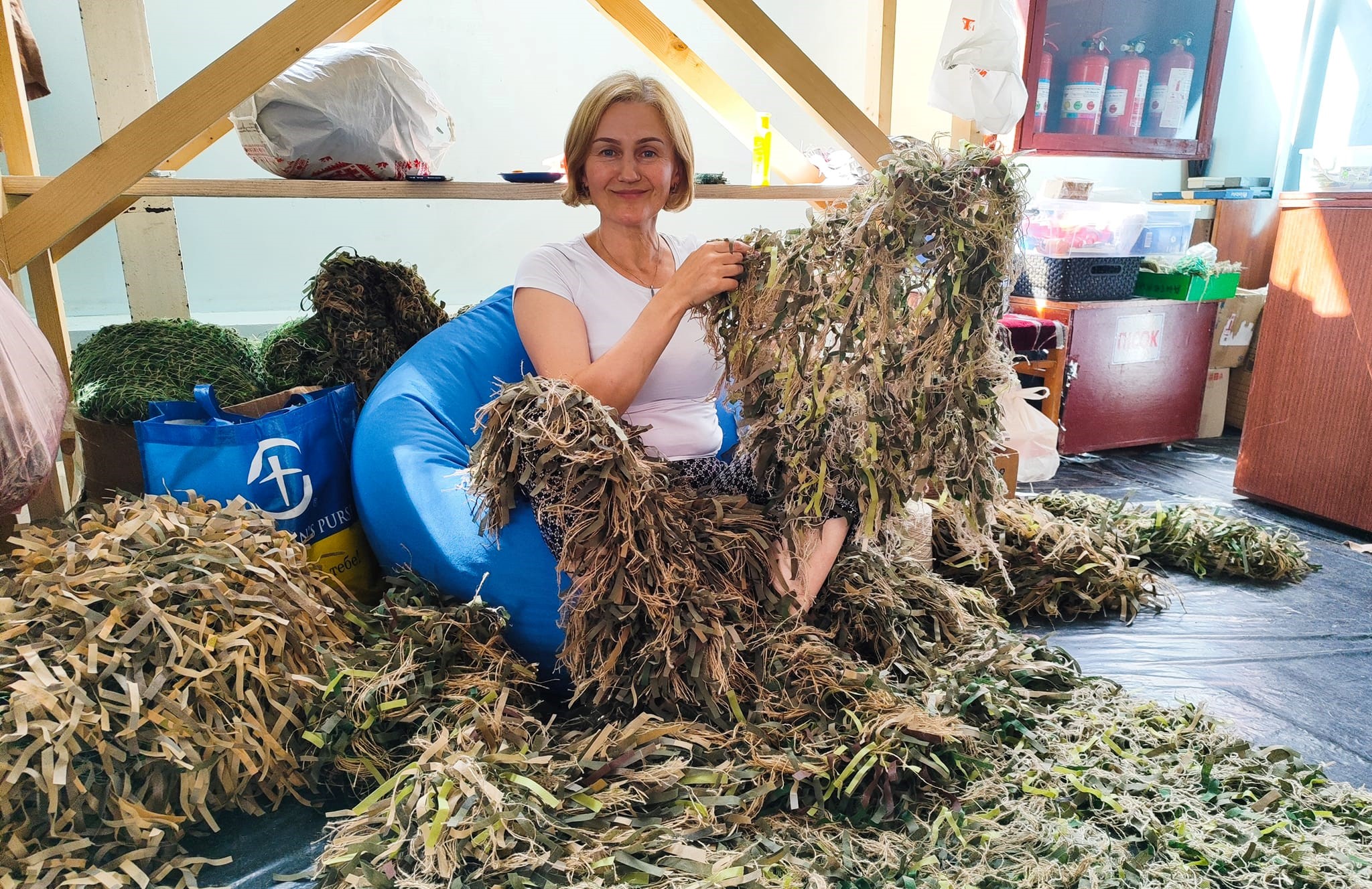 Як волонтери центру “Нові крила” плетуть маскувальні костюми для військових (ФОТО)