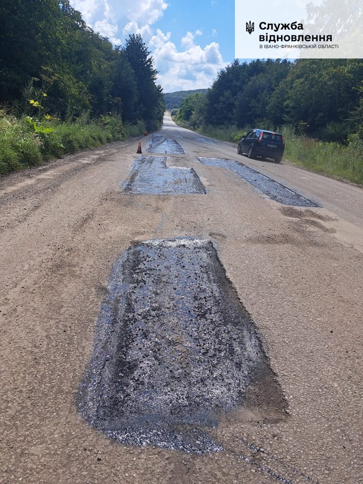На Прикарпатті “латають” гірські дороги (ФОТО)