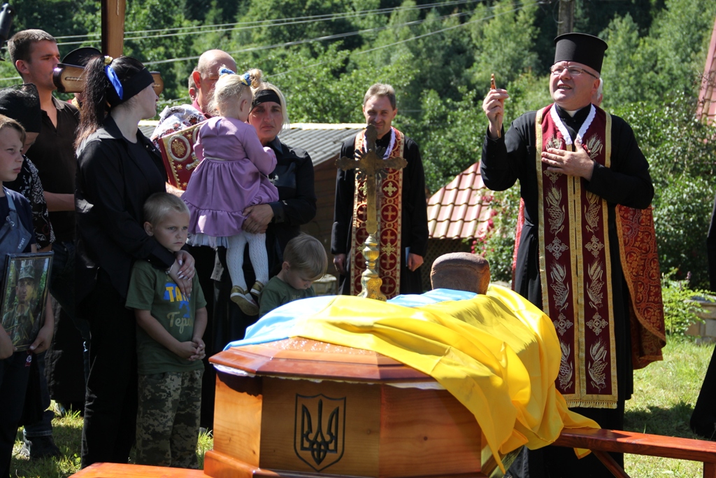 Болехівщина попрощалась із захисником, батьком 9 дітей, Володимиром Кондратом (ФОТО)