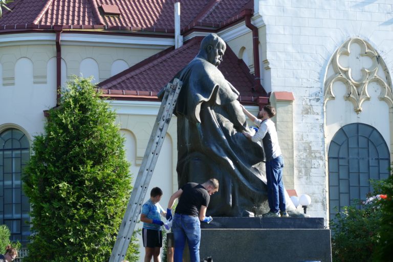 Калуська молодь під вірші прибрала памʼятник Шевченку (ФОТО)