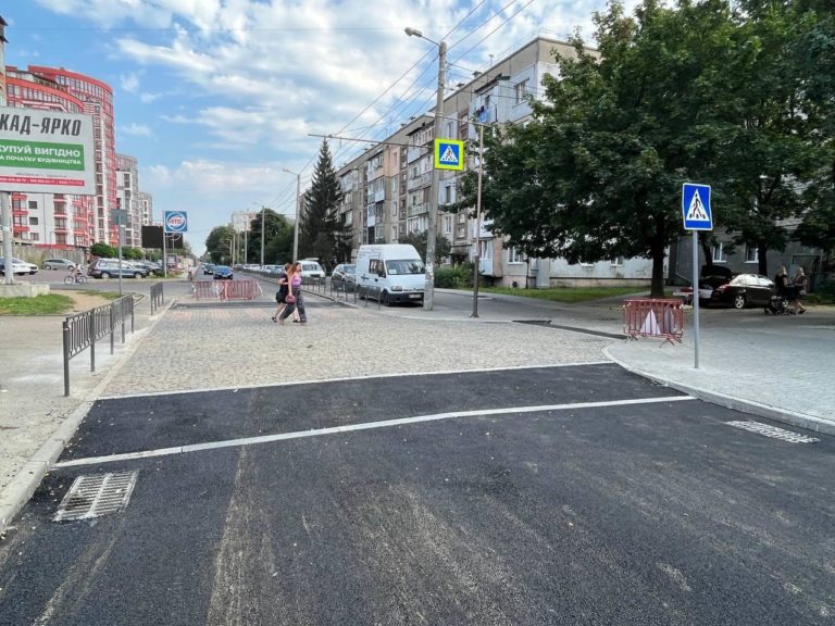 На Симоненка оновили перехрестя: тепер воно безбар’єрне (ФОТО)