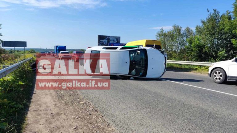 Під Франківськом зіткнулися два авто, одне перекинулося (ФОТО)