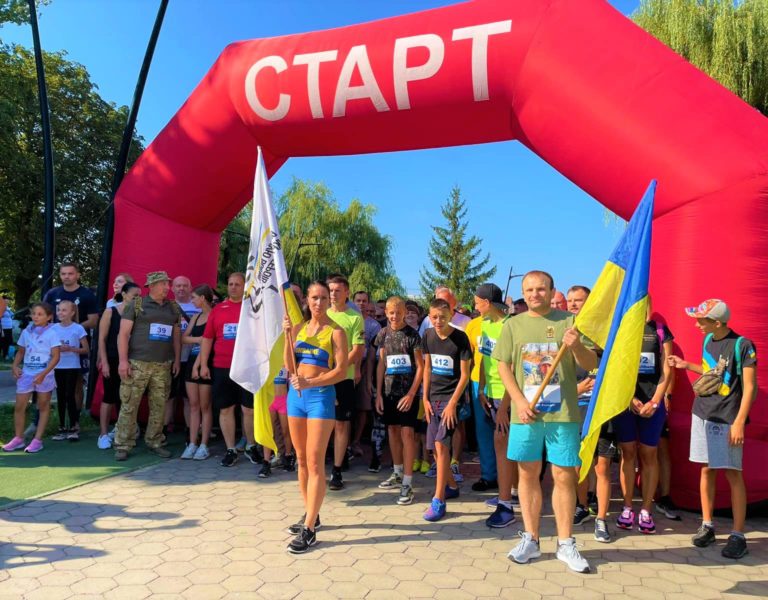 У пам’ять про загиблих бійців: прикарпатські поліціянти взяли участь в Всеукраїнському патріотичному забігу (ФОТО)