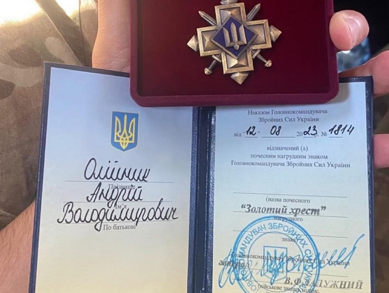 Воїн з Болехова Андрій Олійник отримав “Золотий хрест” від Залужного (ФОТО)