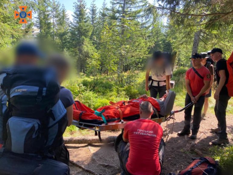 57-річний львів’янин травмував ногу у Карпатах: його транспортували на носилках (ФОТО)