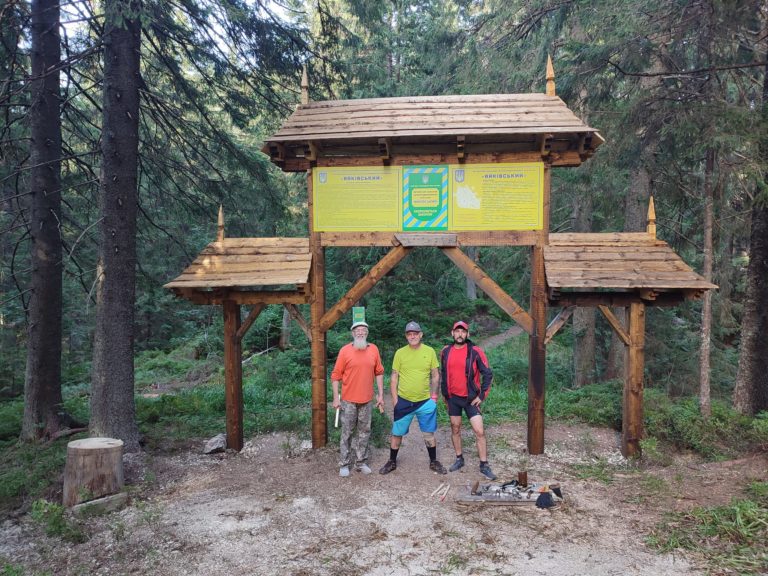 У Карпатах активісти відновили браму Шептицького (ФОТО)