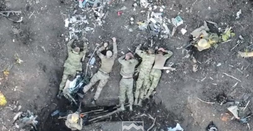 Бійці “десятки” полонили російських вояк. Ті “виплакалися” на своє командування (ВІДЕО)