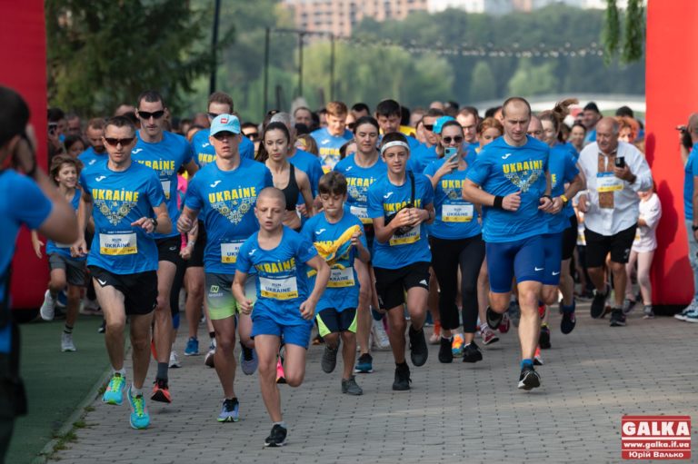 “Вишиванка IF RUN”: у Франківську люди бігали, аби допомогти ЗСУ (ФОТО)
