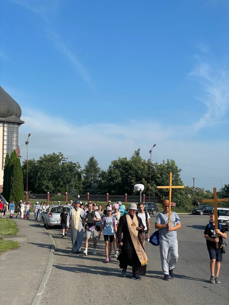Паломники з Бурштина і Рогатина вирушили на прощу до Крилоса (ФОТО)