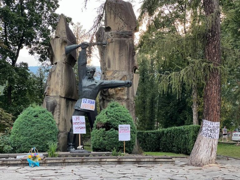 В Яремче активісти вимагають демонтажу пам’ятника радянським солдатам (ФОТО)
