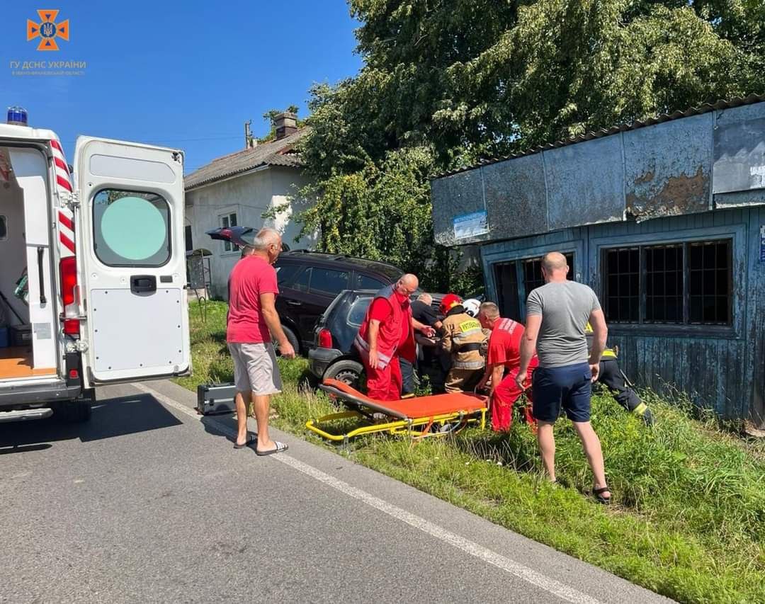 На Тлумаччині трапилася ДТП: двох людей затисло в понівеченому авто (ФОТО)