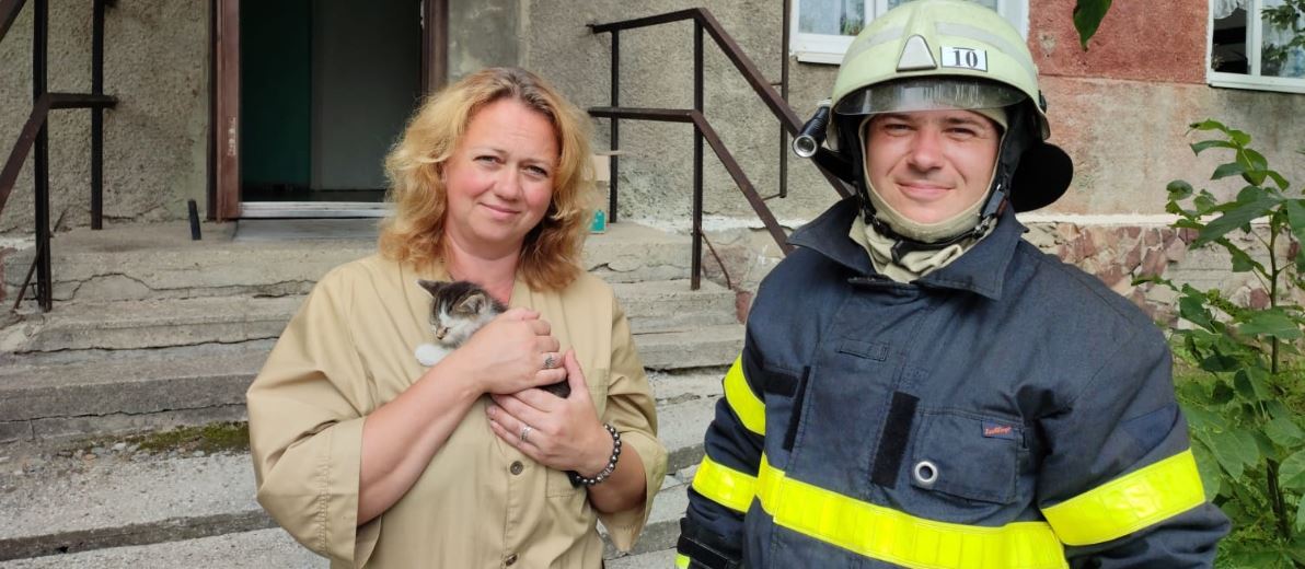 У Долині надзвичайники врятували чотирилапого, який застряг на даху будинку