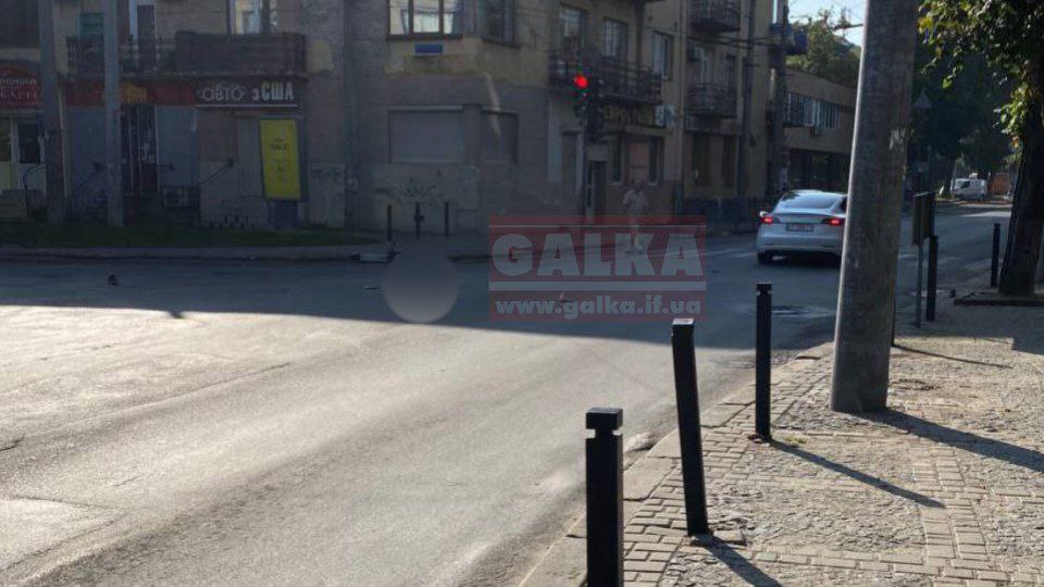 На Василіянок підліток на електросамокаті потрапив під Tesla (ФОТОФАКТ)