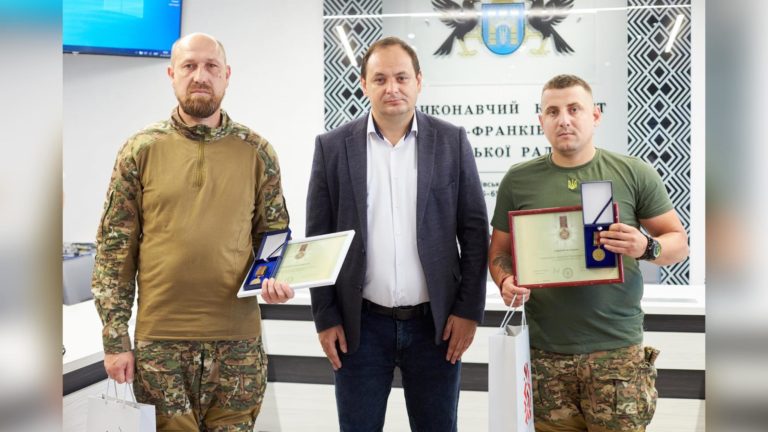 Двоє франківських захисників отримали відзнаки від Зеленського (ФОТО)