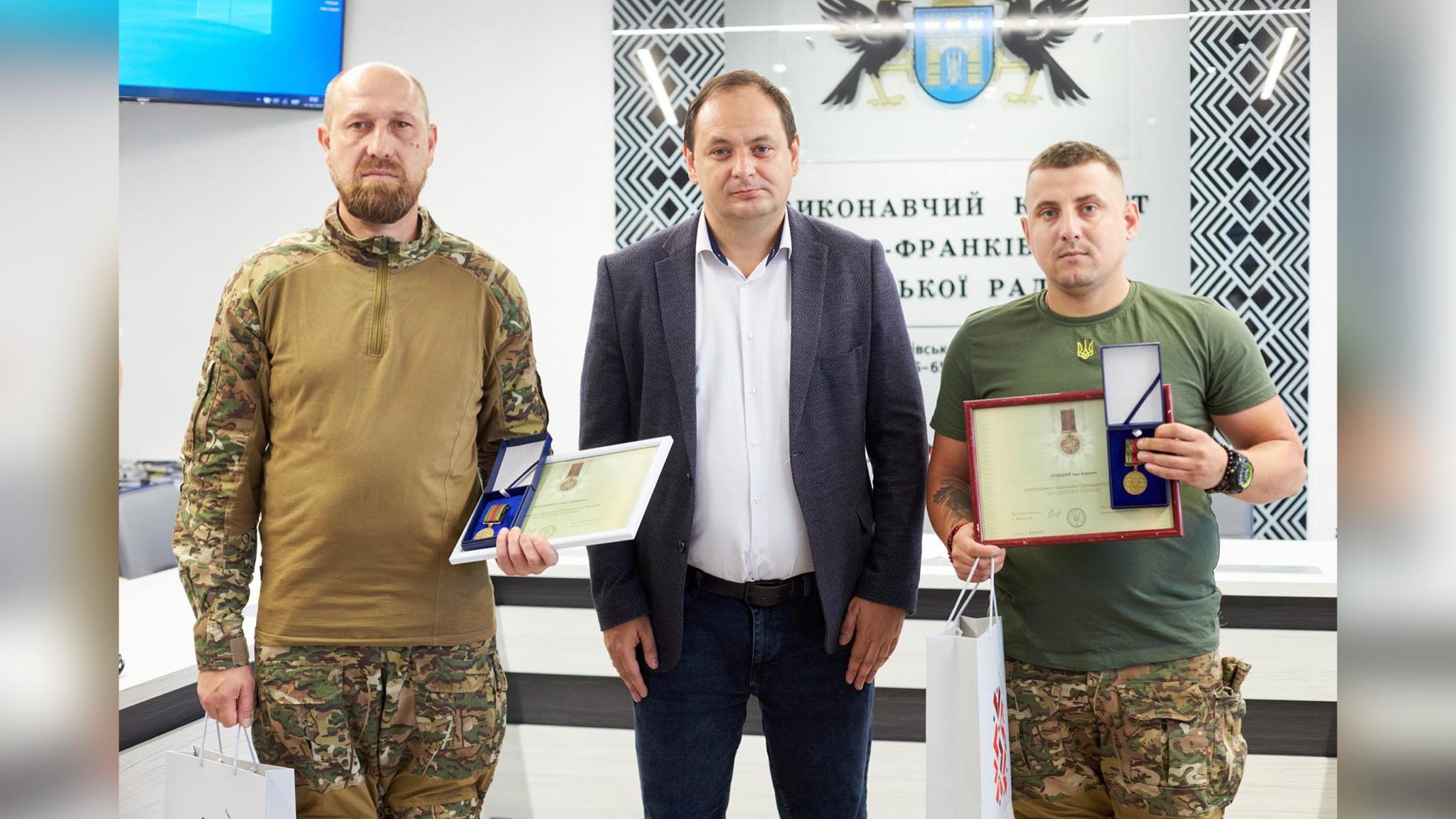 Двоє франківських захисників отримали відзнаки від Зеленського (ФОТО)
